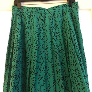 Vintage silk Kelly green leopard pleated skirt. Hits around knee.